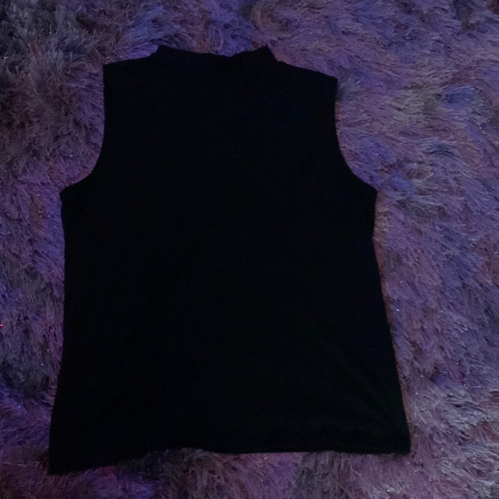 Black sleeve less shirt